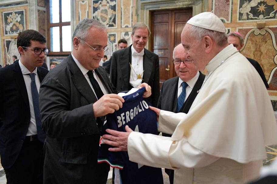 Claudio Lotito regala a Papa Francesco la maglietta della Lazio con sopra scritto Bergoglio. AP